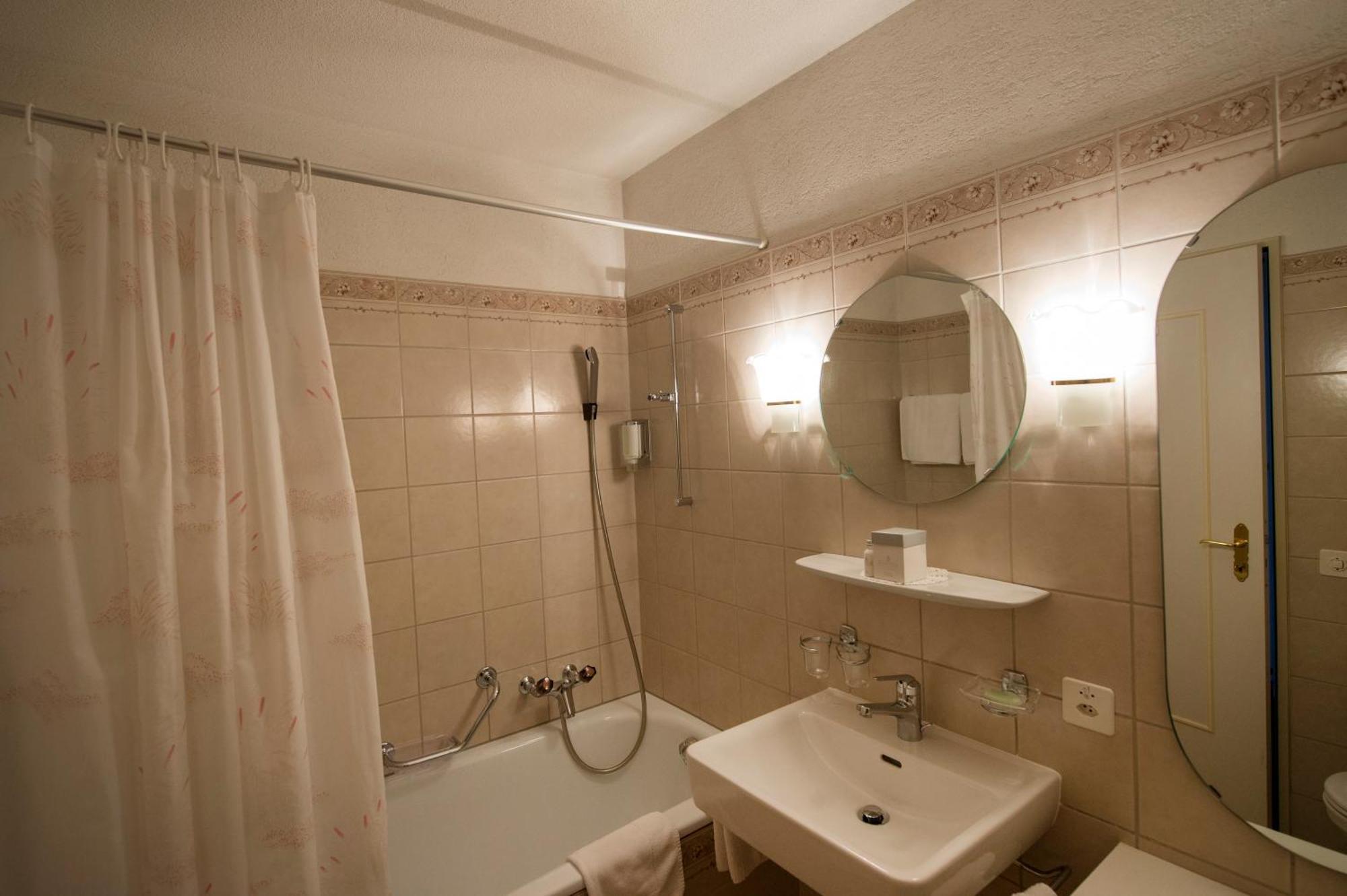 Romantik Hotel & Restaurant Sternen Kriegstetten Quarto foto